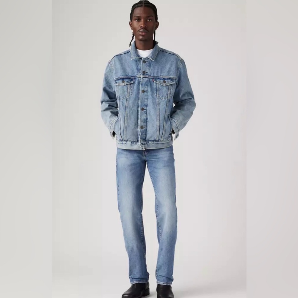 #6- Levi's Light Blue Straight Jeans Size 33 x 32